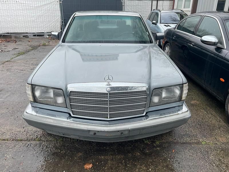 Silber Gebraucht 1983 Mercedes 300 Limousine | 7.999 € - Bild 1/4