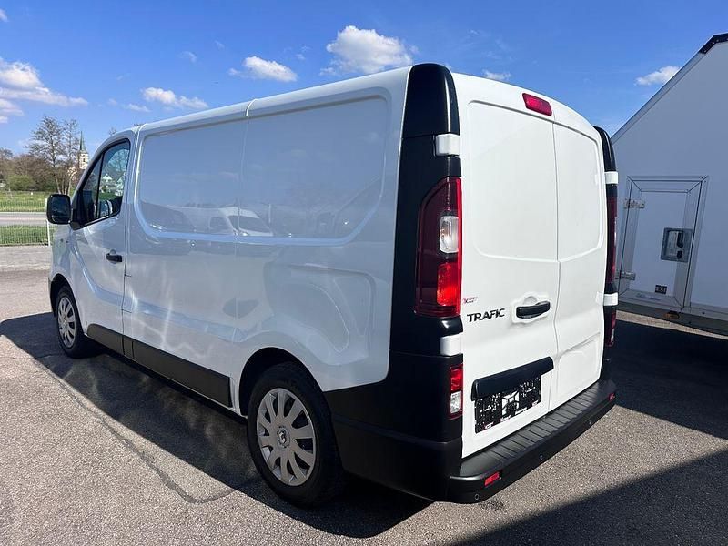 Second-hand Renault Trafic 121 CP (88 kW) 2018 Alb Monovolum