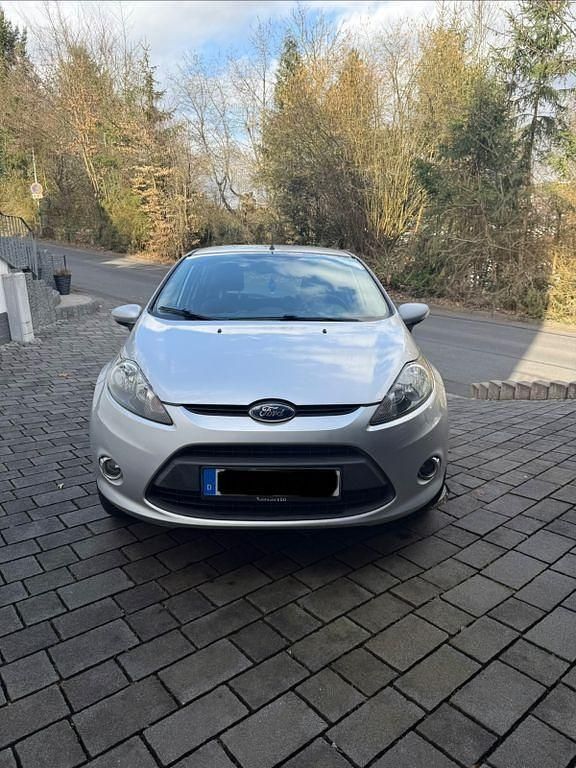 Gebraucht Ford Fiesta Ambiente 69 PS (50 kW) 2012 Silber Kleinwagen