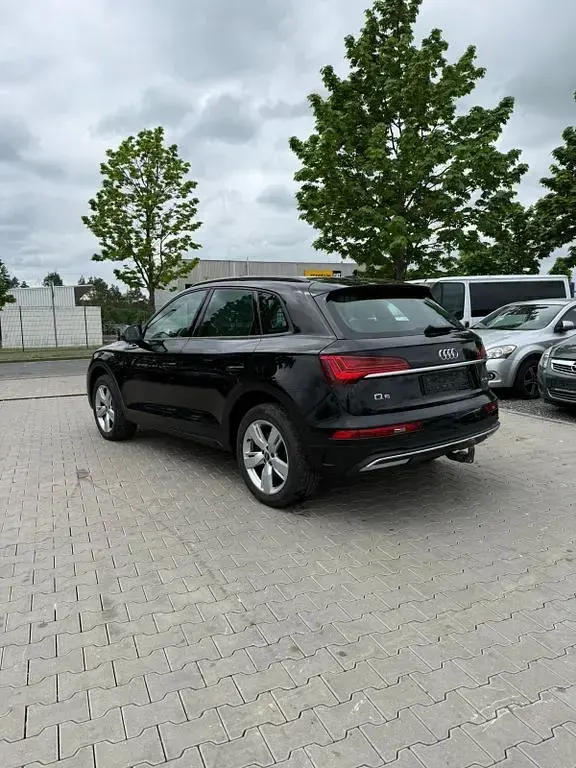 Używany Audi Q5 Basis 204 KM (150 kW) 2023 Czarny SUV