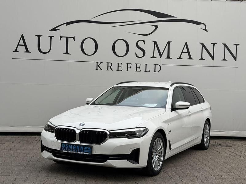 Alpinweiss iii Gebraucht 2022 BMW 530e Shadowline Kombi | 27.650 € (Superpreis) - Bild 1/4