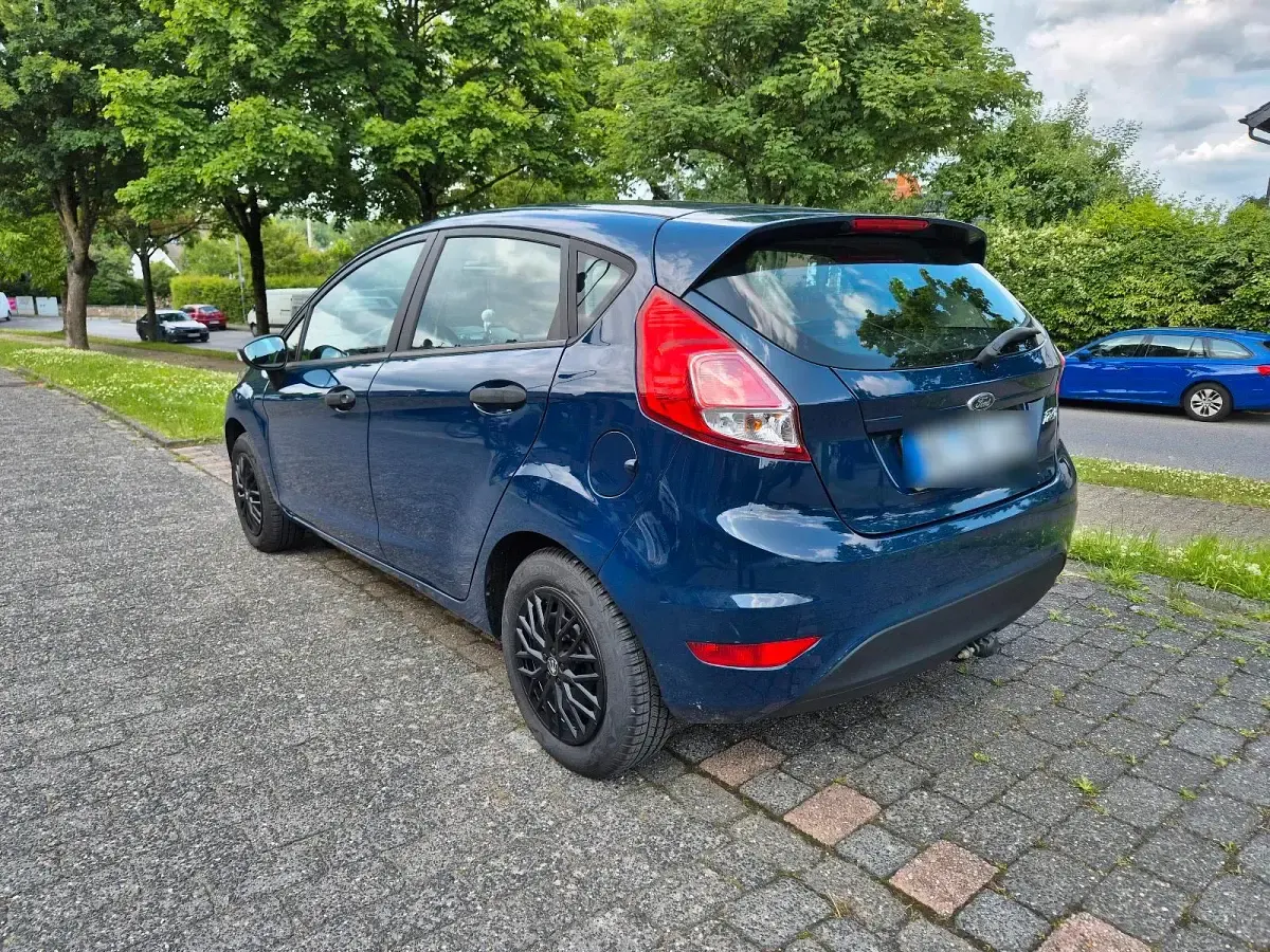 Gebraucht Ford Fiesta 60 PS (44 kW) 2014 Blau Kleinwagen