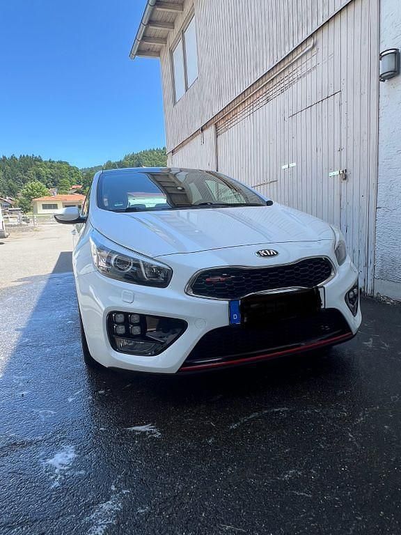 Weiß Gebraucht 2015 Kia Ceed GT-Track Limousine | 10.500 € (Guter Preis) - Bild 1/4