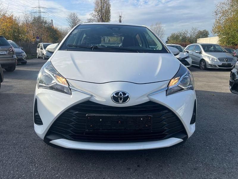 Weiß Gebraucht 2020 Toyota Yaris Limousine | 7.999 € (Guter Preis) - Bild 1/4