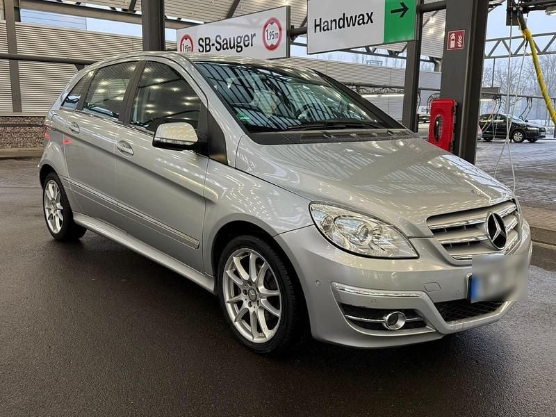 Silber Gebraucht 2011 Mercedes 180 Limousine | 7.950 € (Superpreis) - Bild 1/4