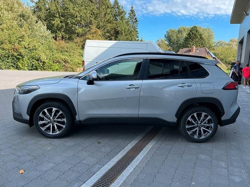 Gebraucht Toyota Corolla Cross Comfort 197 PS (144 kW) 2025 Shimmering silver met. 1l0 SUV