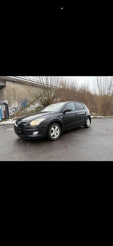 Gebraucht Hyundai i30 109 PS (80 kW) 2010 Schwarz Limousine