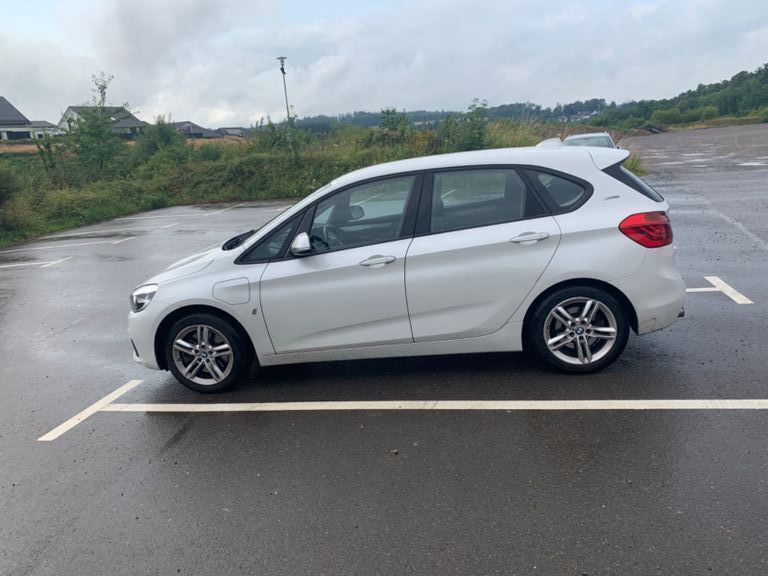 Weiß Gebraucht 2017 BMW 225 Active Tourer iPerformance Van / Kleinbus | 13.500 € (Fairer Preis) - Bild 1/4