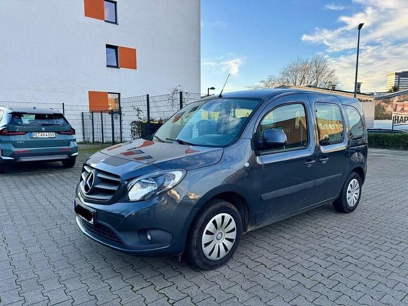 Grau Gebraucht 2018 Mercedes Citan 111 Kombi | 8.150 € (Guter Preis) - Bild 1/4