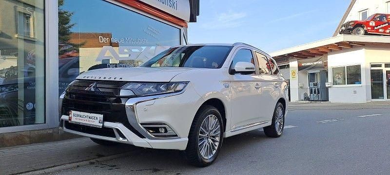 Weiß Gebraucht 2021 Mitsubishi Outlander P-HEV Plus SUV | 26.900 € (Fairer Preis) - Bild 1/4