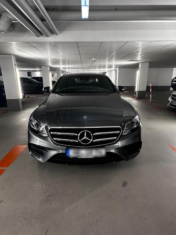 Grün Gebraucht 2018 Mercedes E200 AMG line Limousine | 34.000 € (Teuer) - Bild 1/4