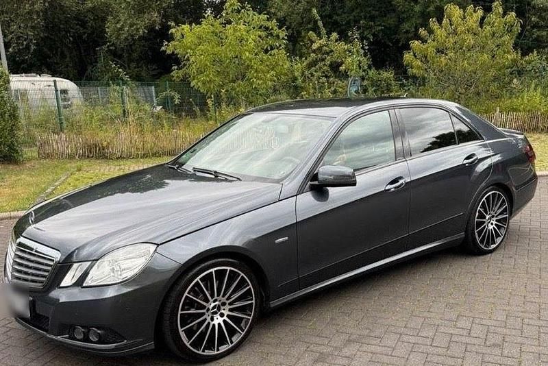 Grau Gebraucht 2010 Mercedes E250 Elegance Limousine | 11.990 € (Fairer Preis) - Bild 1/2