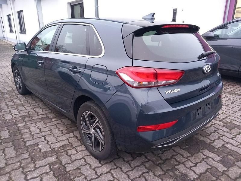 Gebraucht Hyundai i30 Trend 159 PS (116 kW) 2022 Dark teal metallic Limousine