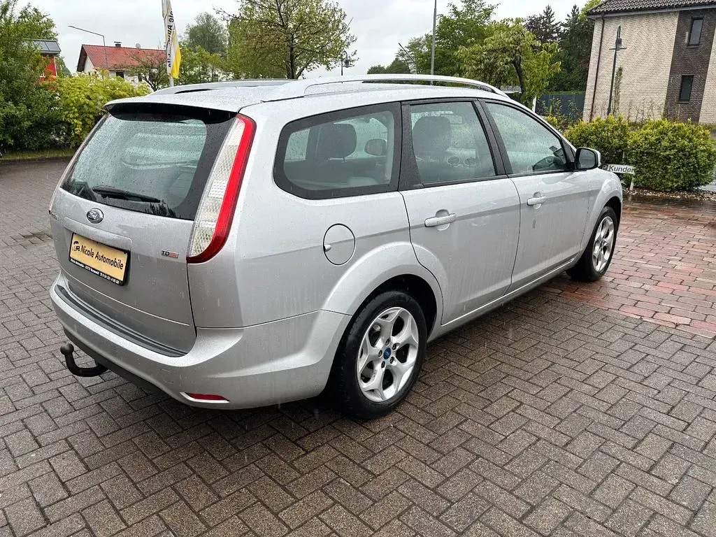 Gebraucht Ford Focus Style 109 PS (80 kW) 2010 Silber Limousine