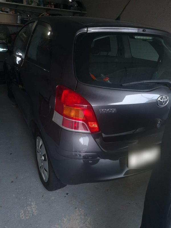 Grau Gebraucht 2009 Toyota Yaris Kleinwagen | 2.499 € (Guter Preis) - Bild 1/3