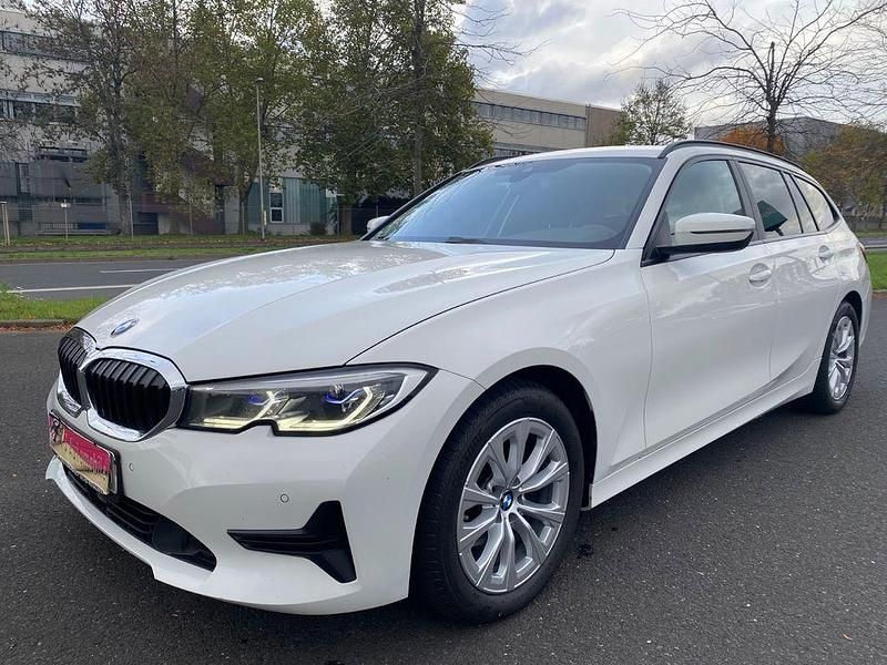 Weiß Gebraucht 2022 BMW 320 Advantage Kombi | 18.650 € (Fairer Preis) - Bild 1/4