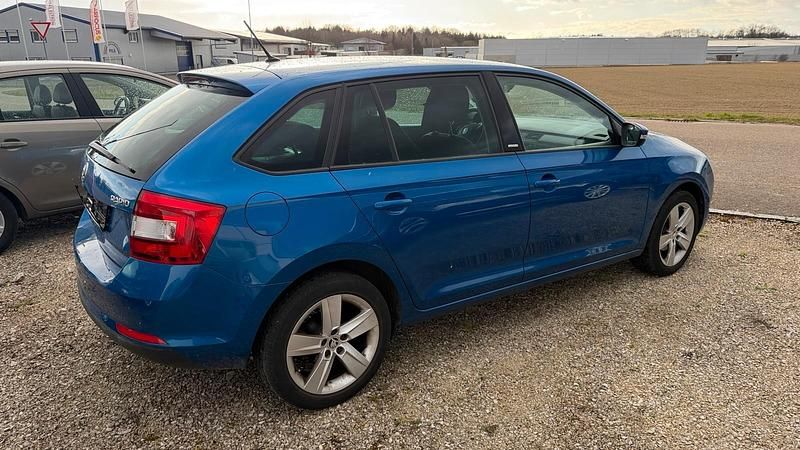 Gebraucht Skoda Rapid Joy 90 PS (66 kW) 2017 Raceblau metallic Kleinwagen