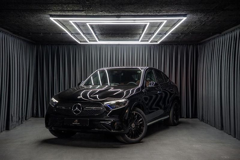 Schwarz Neu 2025 Mercedes GLC300 AMG Line Premium Plus Coupé | 83.299 € (Teuer) - Bild 1/4