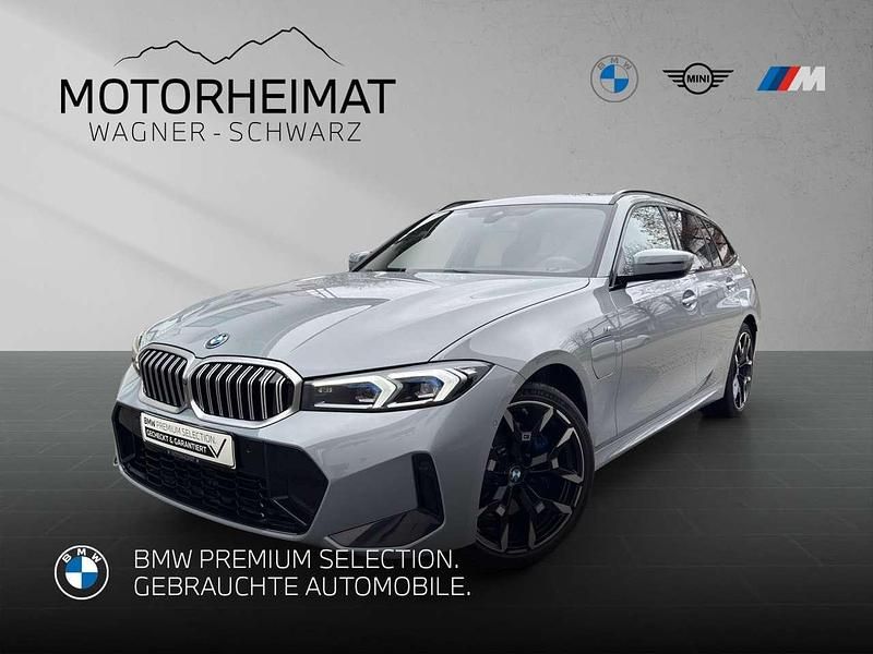 Brooklyn grau Gebraucht 2025 BMW 330e M Sport Kombi | 48.720 € (Guter Preis) - Bild 1/3