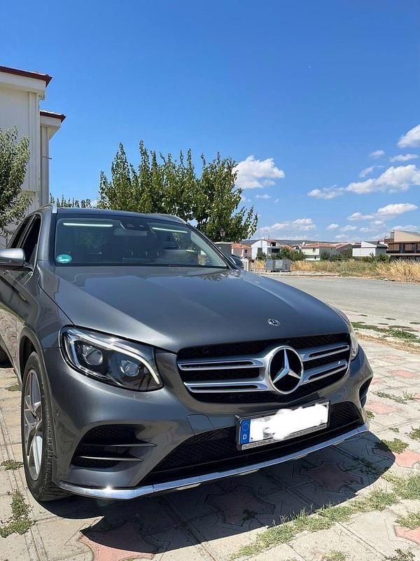 Grau Gebraucht 2017 Mercedes GLC220 AMG line SUV | 29.999 € - Bild 1/4
