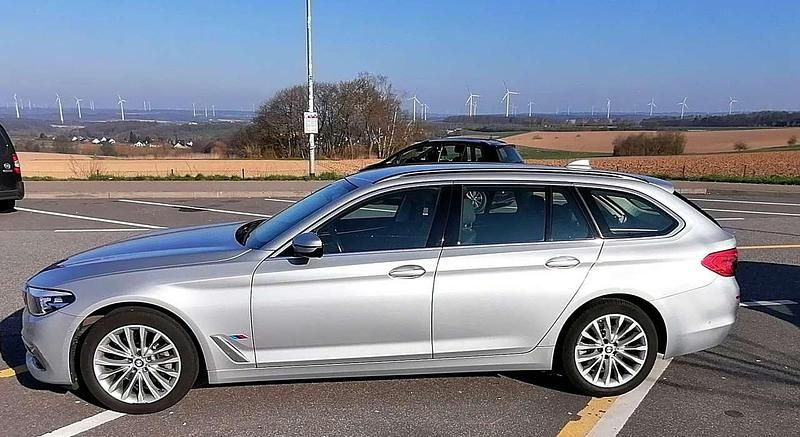 Silber Gebraucht 2019 BMW 520 Sport Line Kombi | 17.498 € (Superpreis) - Bild 1/4