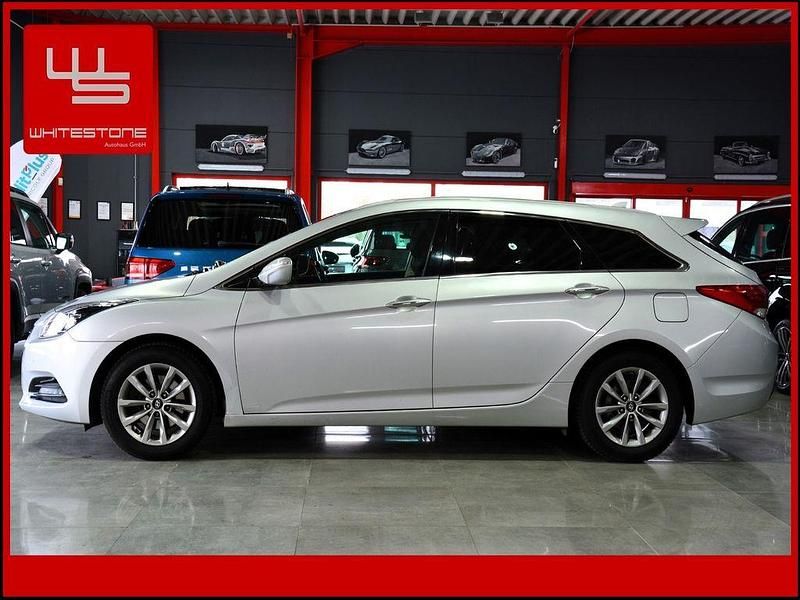 Gebraucht Hyundai i40 Trend 116 PS (85 kW) 2016 Sleek silver / met (metallic) Kombi