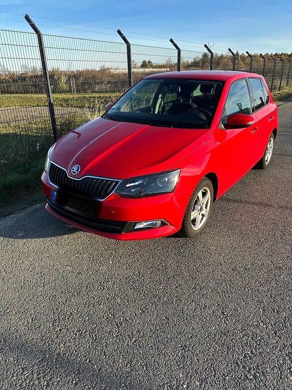 Rot Gebraucht 2018 Skoda Fabia Ambition Kleinwagen | 10.700 € (Guter Preis) - Bild 1/4