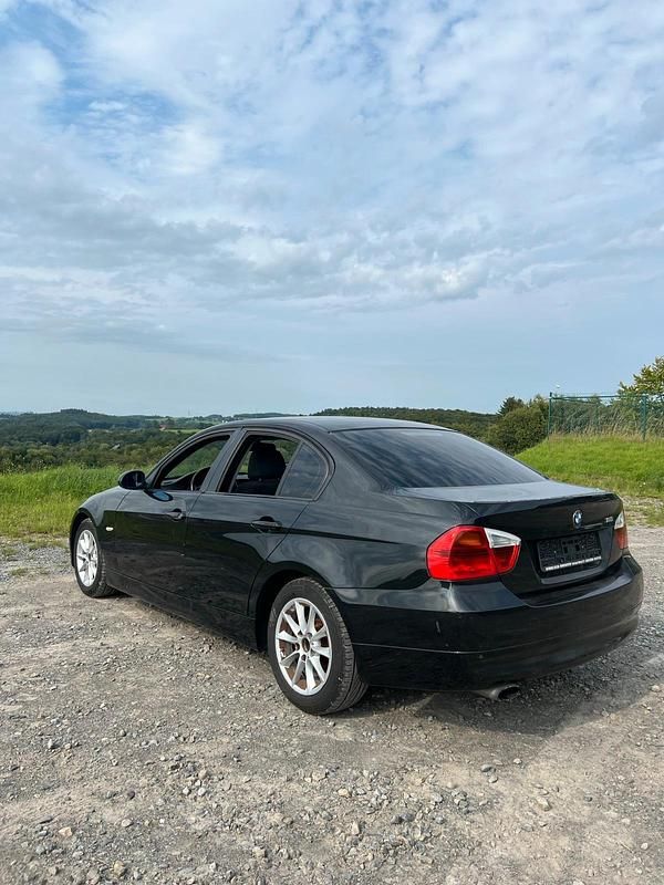 Schwarz Gebraucht 2007 BMW 318 Limousine | 2.700 € - Bild 1/4