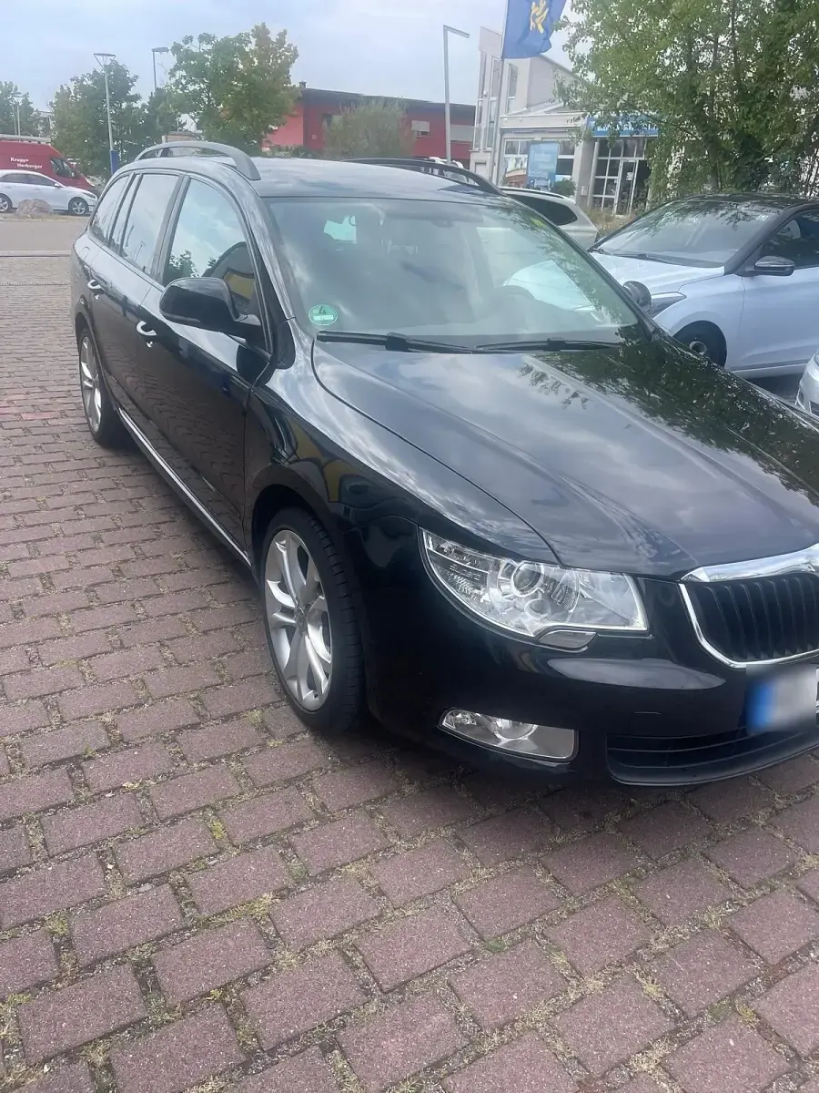 Gebraucht Skoda Superb 140 PS (102 kW) 2012 Schwarz Kombi