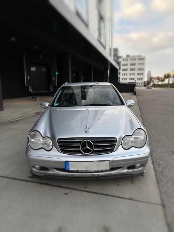 Silber Gebraucht 2003 Mercedes C180 Limousine | 3.200 € (Fairer Preis) - Bild 1/4