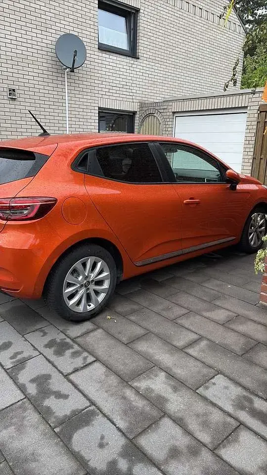 Używany Renault Clio V Experience 67 KM (49 kW) 2021 Pomarańczowy Hatchback
