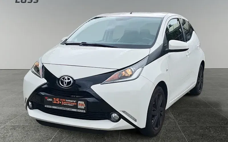 Gebraucht Toyota Aygo X-play 69 PS (50 kW) 2016 Weiß Kleinwagen