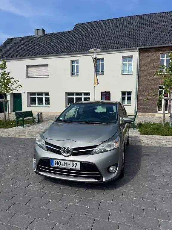 Gebraucht Toyota Verso Multidrive S 147 PS (108 kW) 2013 Silber Van / Kleinbus
