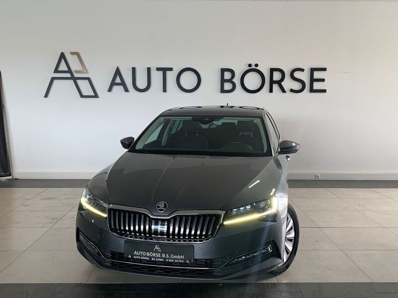 Grau Gebraucht 2022 Skoda Superb Style Limousine | 18.890 € (Etwas zu teuer) - Bild 1/4