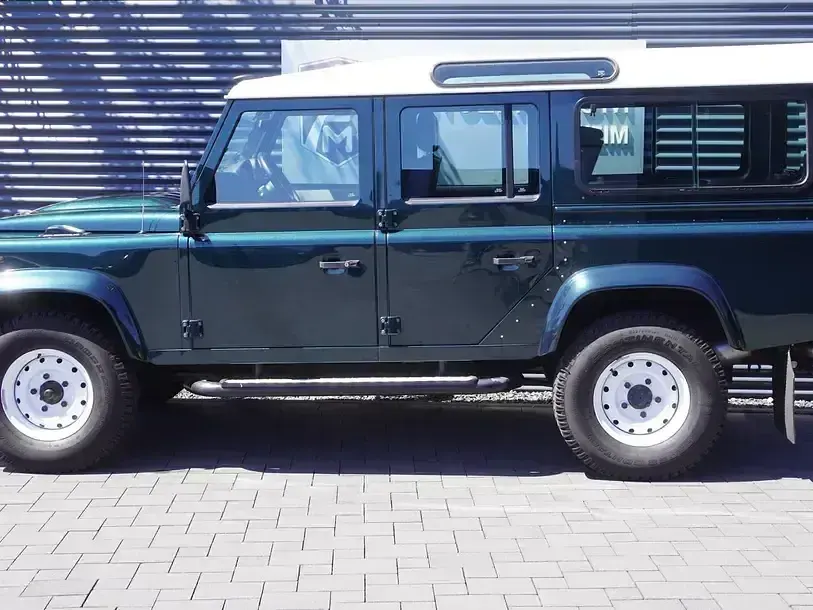 Gebraucht Land Rover Defender 122 PS (89 kW) 2016 British racing green Kombi