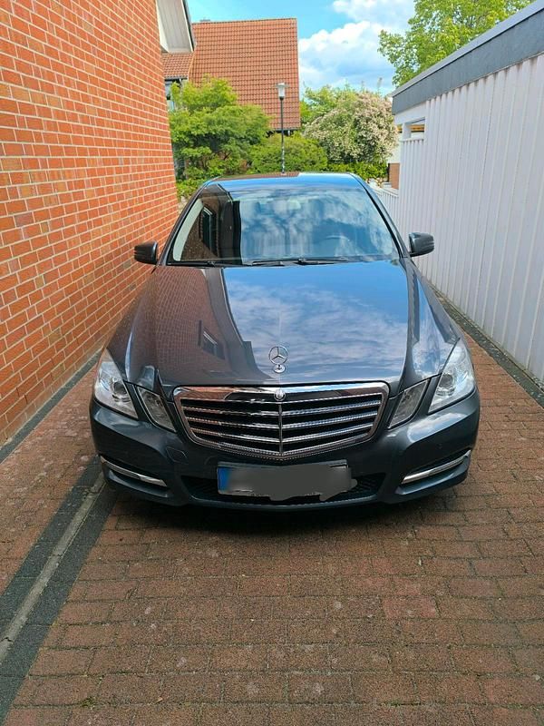 Schwarz Gebraucht 2012 Mercedes E220 Limousine | 10.000 € (Fairer Preis) - Bild 1/4