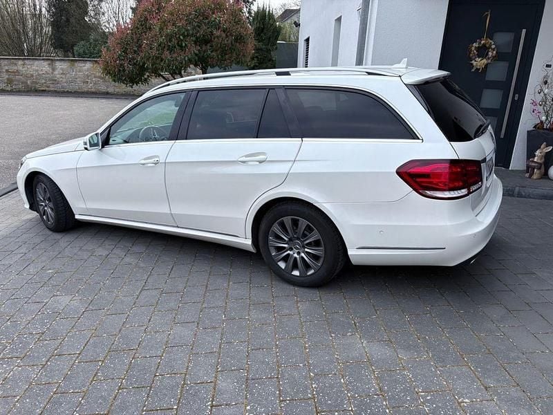 Gebraucht Mercedes E220 Edition 170 PS (125 kW) 2016 Weiß Limousine
