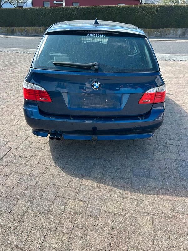 Gebraucht BMW 525 197 PS (144 kW) 2007 Blau Kombi