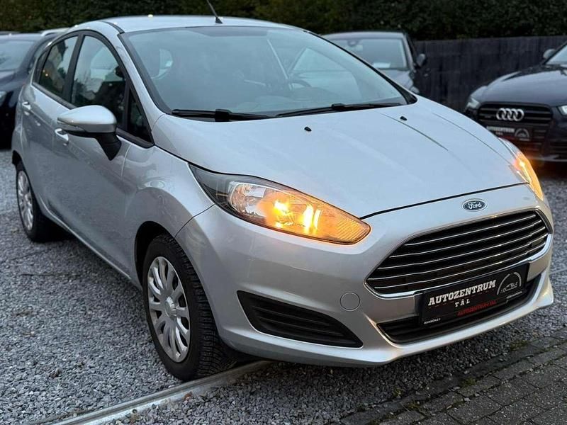 Polarsilber metallic Gebraucht 2015 Ford Fiesta Trend Limousine | 5.990 € (Fairer Preis) - Bild 1/4