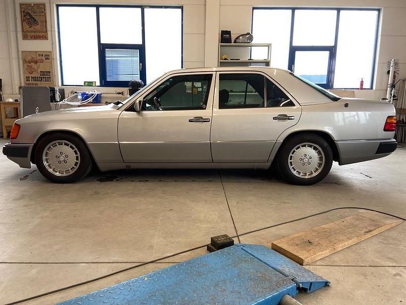 Silber Gebraucht 1992 Mercedes 230 Limousine | 8.900 € - Bild 1/4