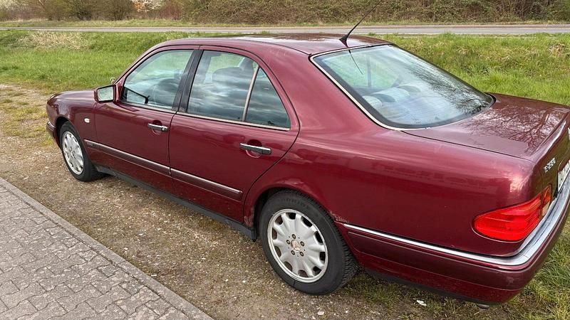 Gebraucht Mercedes E280 204 PS (150 kW) 1999 Rot Limousine