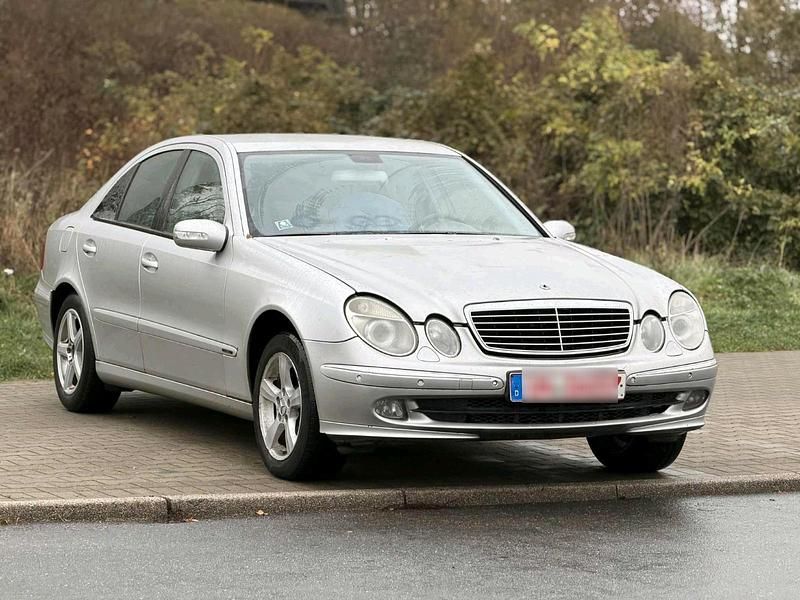 Gebraucht 2003 Mercedes E220 Limousine | 1.500 € - Bild 1/4