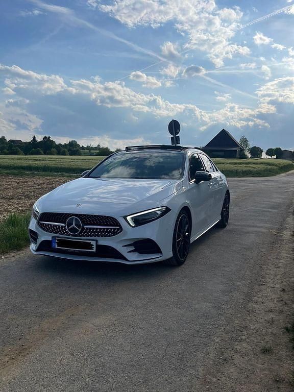 Weiß Gebraucht 2021 Mercedes A220 AMG Limousine | 29.499 € (Fairer Preis) - Bild 1/4