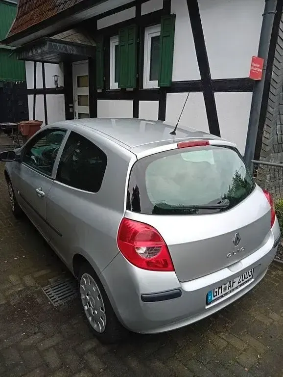 Gebraucht Renault Clio II 75 PS (55 kW) 2008 Silber Limousine
