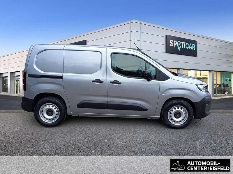 Neu Opel Combo-e Life 100 kW (136 PS) 2025 Kontrast grau Van / Kleinbus