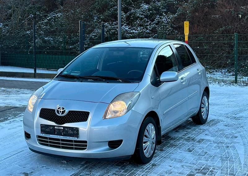 Grau Gebraucht 2007 Toyota Yaris Limousine | 6.499 € (Etwas zu teuer) - Bild 1/4