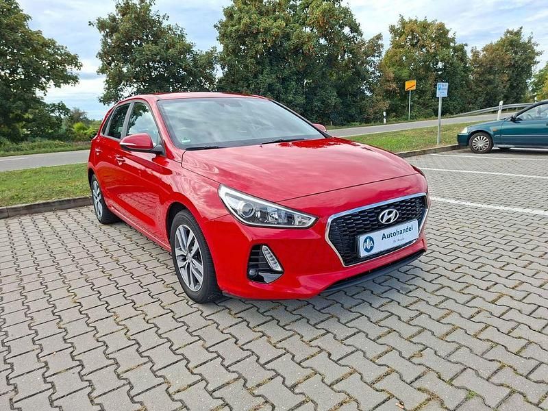 Gebraucht Hyundai i30 Trend 110 PS (80 kW) 2018 Rot Limousine