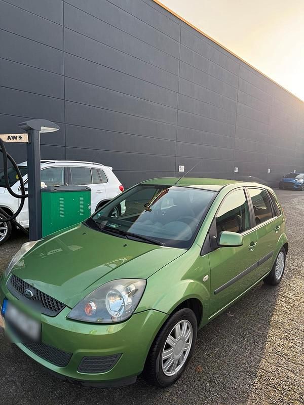 Grün Gebraucht 2008 Ford Fiesta Limousine | 1.850 € (Fairer Preis) - Bild 1/4