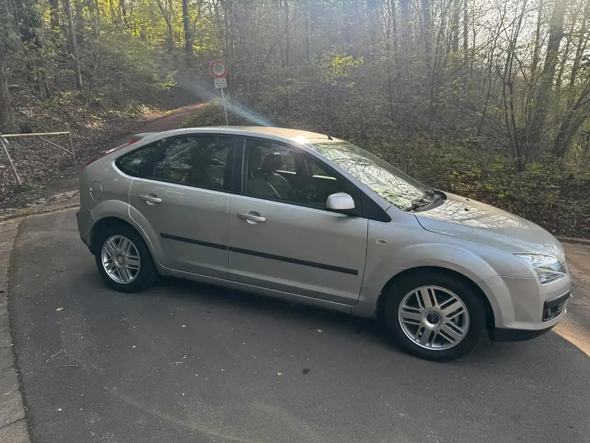 Gebraucht Ford Focus 101 PS (74 kW) 2007 Silber Limousine