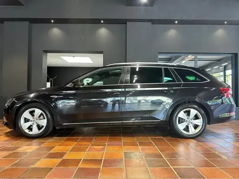 Gebraucht Skoda Superb LAURIN & KLEMENT 190 PS (139 kW) 2019 Schwarz Kombi
